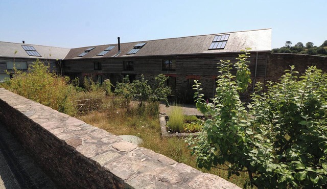 THE MILKING SHED, pet friendly, with open fire in Bantham