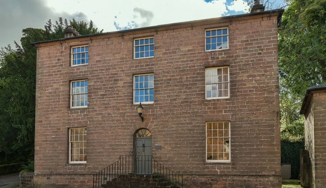 THE MILL MANAGERS HOUSE, family friendly, with open fire in Cromford