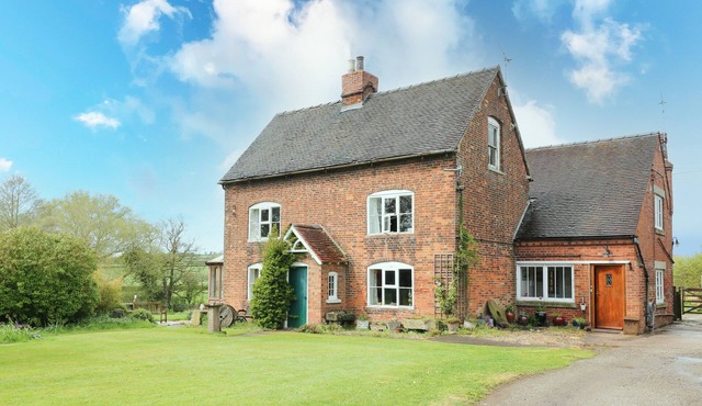 THE MILL WHEEL, romantic, character holiday cottage in Doveridge