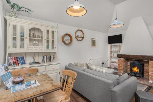 The Nook, 1 Bedroom Cottage with Indoor Fireplace