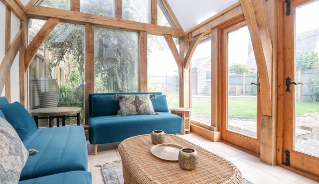 THE NOOK, pet friendly, character holiday cottage in Long Melford