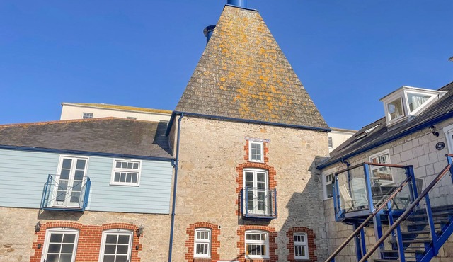 THE OAST HOUSE, family friendly in Brewers Quay Harbour
