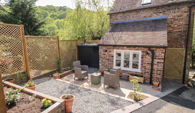 THE OFFICE, romantic, with a garden in Ironbridge