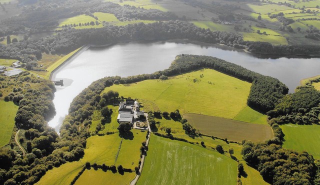 The Old Cartshed - AWARD WINNING Eco conversion ,sleeps 10, Peak District views SC