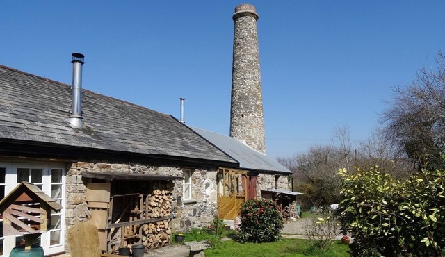 THE OLD ENGINE HOUSE, pet friendly, with open fire in Tretoil