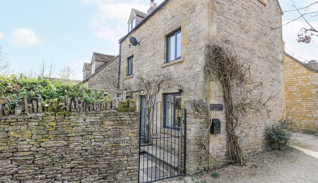 THE OLD SCHOOL HOUSE, pet friendly in Stow-On-The-Wold