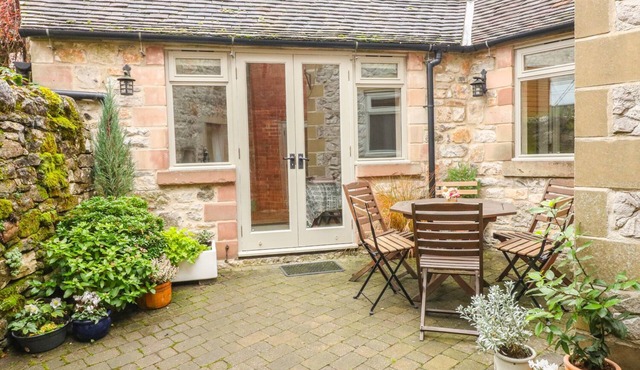 THE OLD SHOP, pet friendly, luxury holiday cottage in Parwich