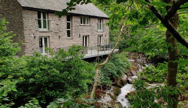 THE OLD WATER MILL, luxury holiday cottage, with hot tub in Kendal