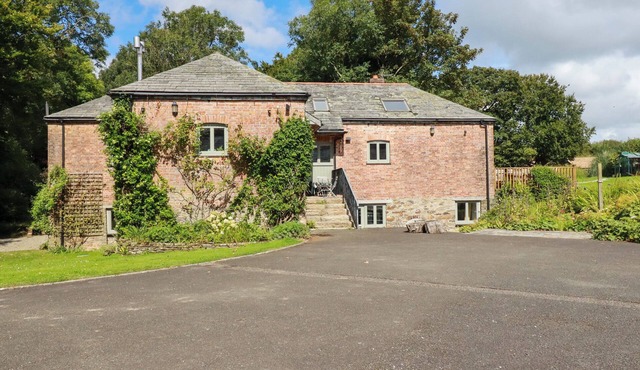 THE OLD WATERMILL, pet friendly, luxury holiday cottage in St Mabyn