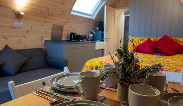 The Pig Pod - Luxury Family pod with underfloor heating on a working farm