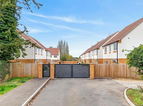 The Pines Villa 14, 6 beds, 2 Sofa beds, Northampton Centre, Home Cinema, Games & EV, Parking for 4, Sleeps 10