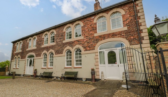 THE POWER HOUSE, pet friendly, with hot tub in Skinningrove