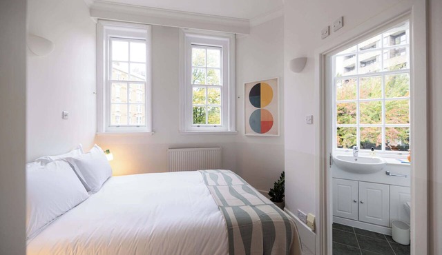 The Regency: Bright & Elegant 2BR in Victoria