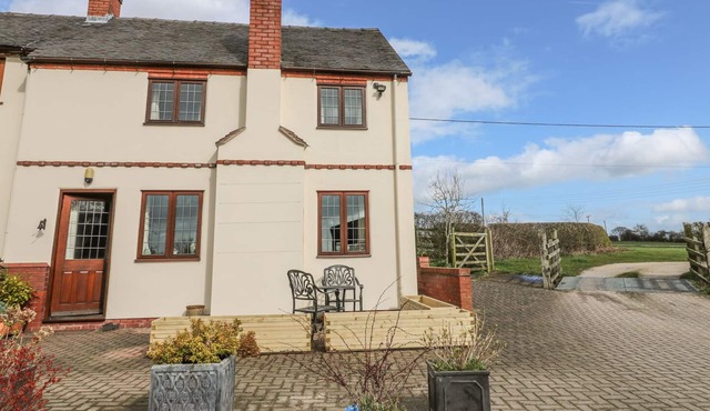 THE RIDDINGS COTTAGE, romantic, character holiday cottage in Rocester