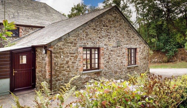 THE ROUNDHOUSE, pet friendly, with open fire in Warbstow
