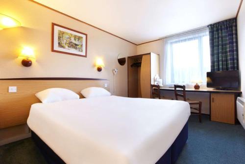 The Runmere Hotel, Liverpool South Runcorn, Part of the AG Collection