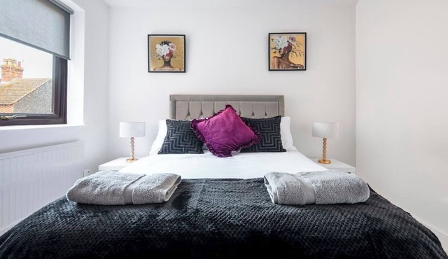 The Rushden Retreat 1-Bed Flat + Parking