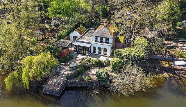 THE SHEILING, pet friendly, luxury holiday cottage in Rudyard Lake