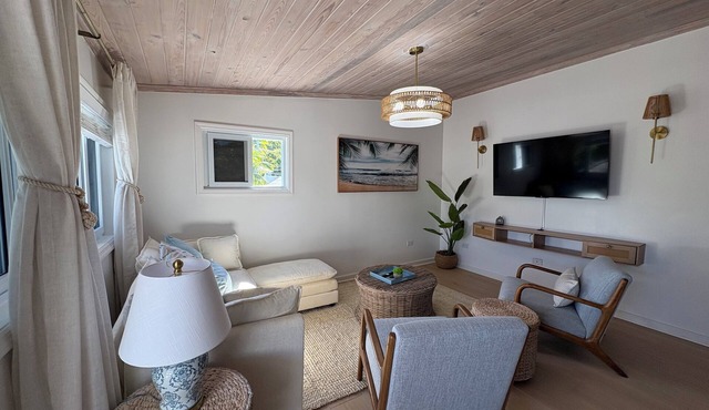The Shoreline - Cozy 2BR 3Bd in Harbour Island Steps to Pink Sand Beach