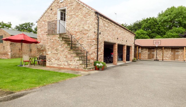THE STABLES, CRAYKE LODGE, romantic, with open fire in Easingwold