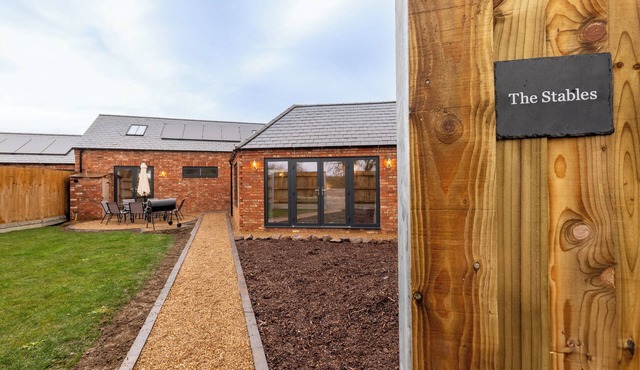 THE STABLES, pet friendly, with a garden in Catworth