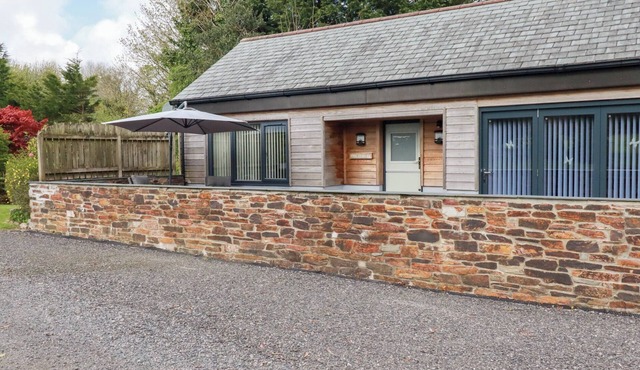 THE STABLES, romantic, with a garden in St Columb Major