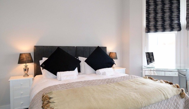 The Stratford Suite Dunara 6 | Leamington Spa Holiday Let | 2 Beds & Sleeps 3