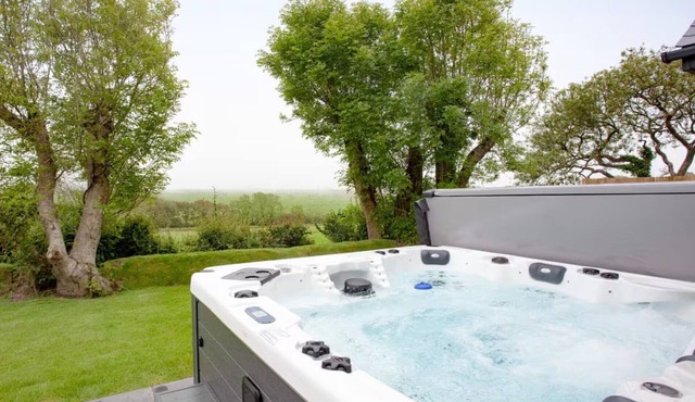 The Tawny - Three Bedroom House, Sleeps 6