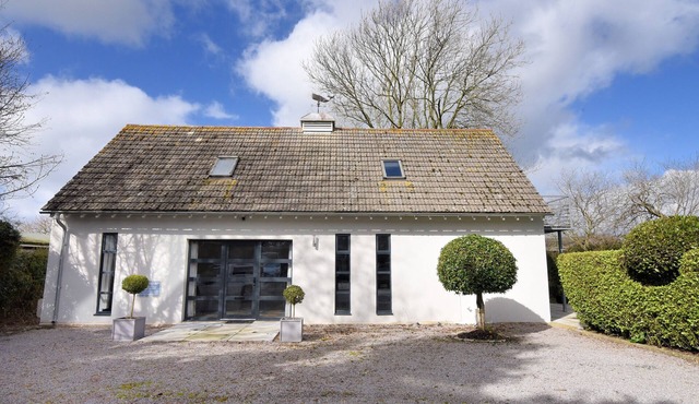 THE WATER TOWER STUDIO, pet friendly, with a garden in Seaton, Devon