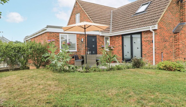THE WEST WING, romantic, with a garden in Potterne