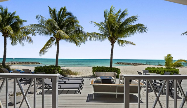 The White House - Exclusive Luxury Beachfront Villa - Private White Sand Beach