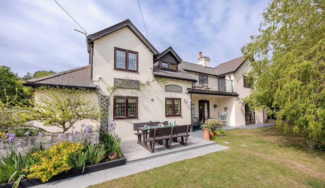 The Willows - Woodland Cottage with Log Burner