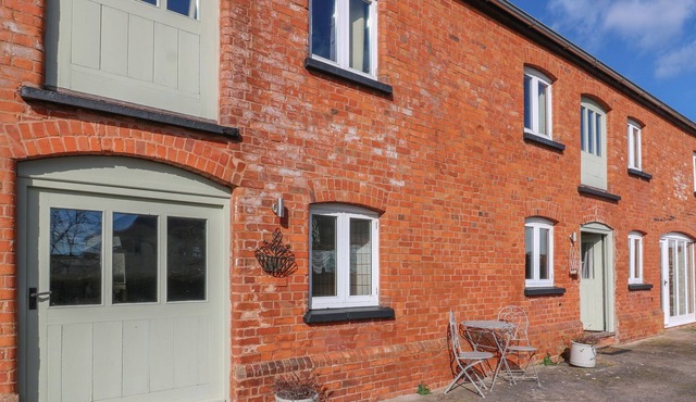 THE WINE LODGE, romantic, with pool in Kenton, Exeter