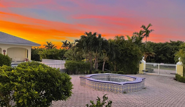The Xanadu Tradewinds, Home Away to Paradise 8000 sq ft of privacy and a Pool.