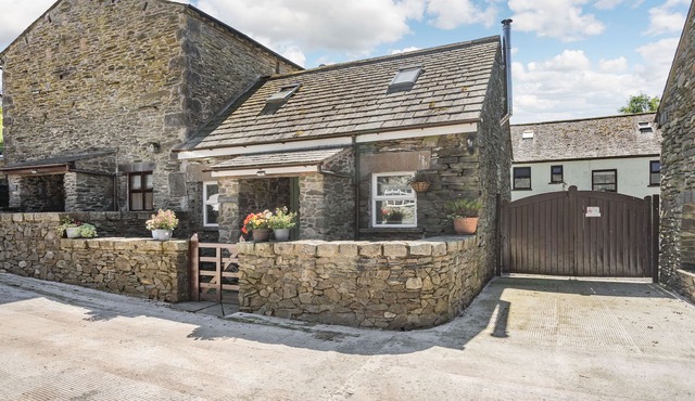 THIMBLE COTTAGE, luxury holiday cottage, with open fire in Pennington