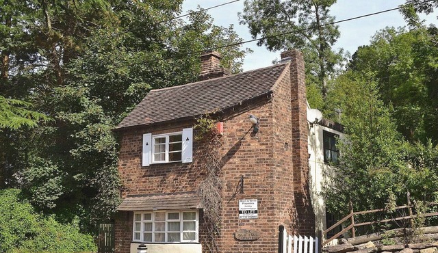 This 300 year old period property is a perfect touring base.