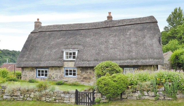 This beautiful 17th century detached thatched cottage overlooks Rievalux Abbey.