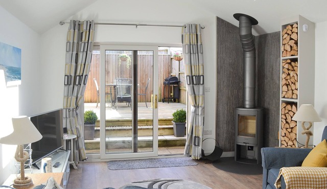 This ground floor apartment benefits from it’s own private decked area.