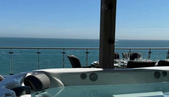 This penthouse is a 2 bedroom(s), 2 bathrooms, located in Ramsgate, England.