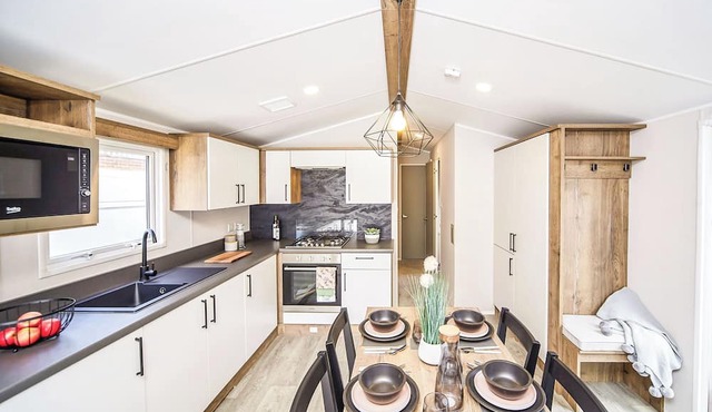 This stunning holiday home with a double bedroom and en suite W.