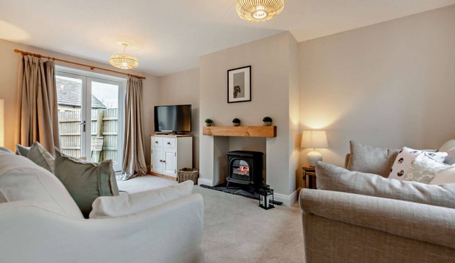 Three bedroom dog friendly holiday cottage in the Cotswolds - Cedar Cottage
