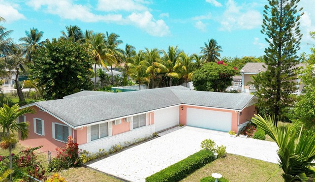 Three bed two bath located in beautiful Nassau Bahamas