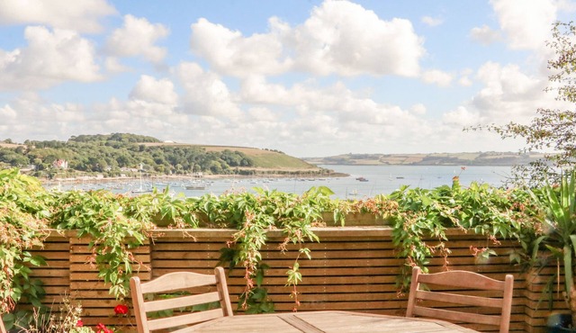 THROUGH THE PORTHOLE, pet friendly, with a garden in Falmouth