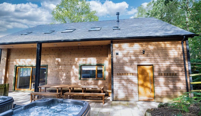 Throwley; woodland lodge for 14 with 2 hot tubs in the Staffordshire Moorlands