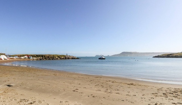TIDAL DRIFT, pet friendly, country holiday cottage in Wyke Regis