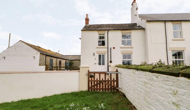 TIGHT LYNE COTTAGE, pet friendly, with open fire in Longtown