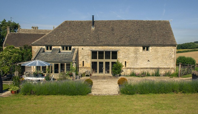 Tom's Barn - sleeps 10 guests in 5 bedrooms