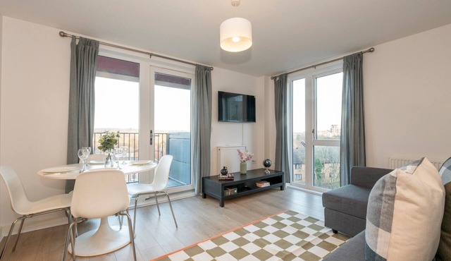 Top Floor Apartment – 2 Mins to Train Station, Near London Museum - Pass the Keys