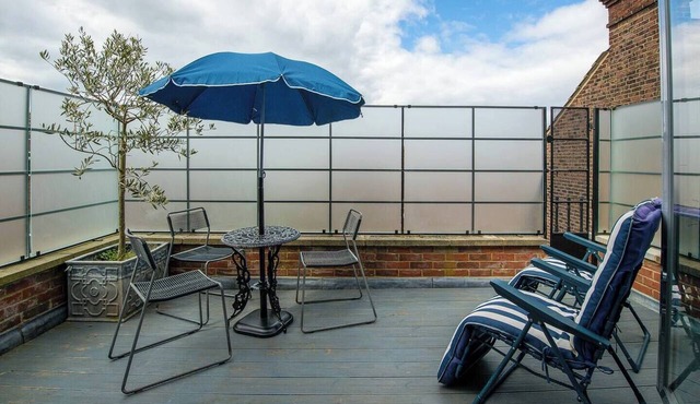 Top-floor spacious 3-bedroom apartment with balcony, ideal for small groups seeking a calm, comfortable stay