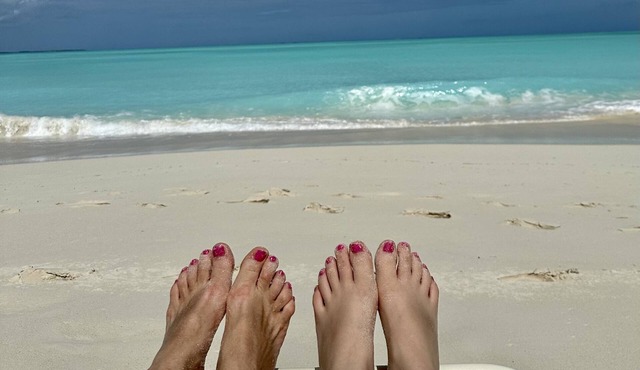 Top Location 30' to beach, newly renovated, 3 King beds, beside pool